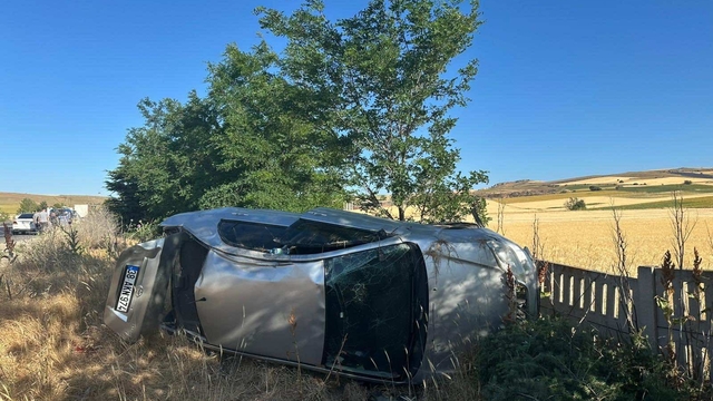 Bilecik'te devrilen otomobildeki 5 kişi yaralandı