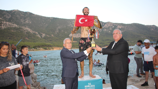 Yağlı direkteki bayrağı 9'uncu defa aldı