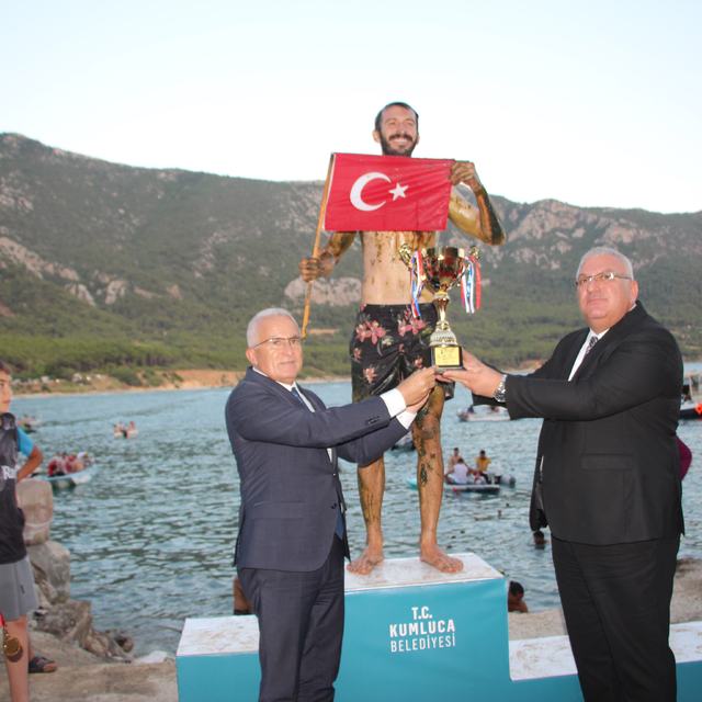 Yağlı direkteki bayrağı 9'uncu defa aldı