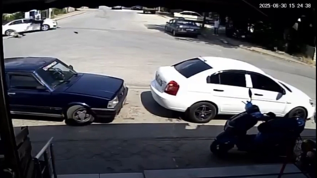 Motosikletle otomobilin çarpıştığı kaza kamerada; 2 yaralı