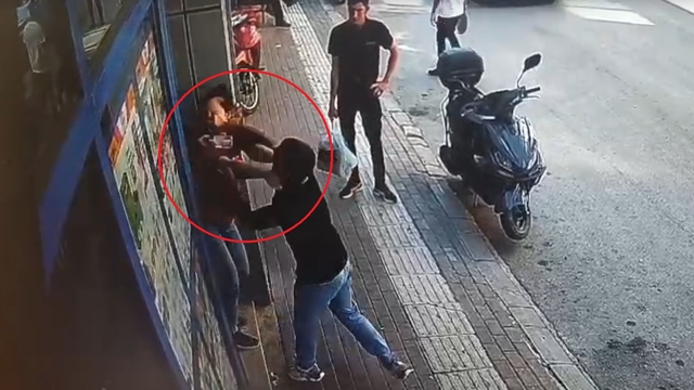 Tartıştığı kadın kasiyere yumruk attı; saldırı kamerada