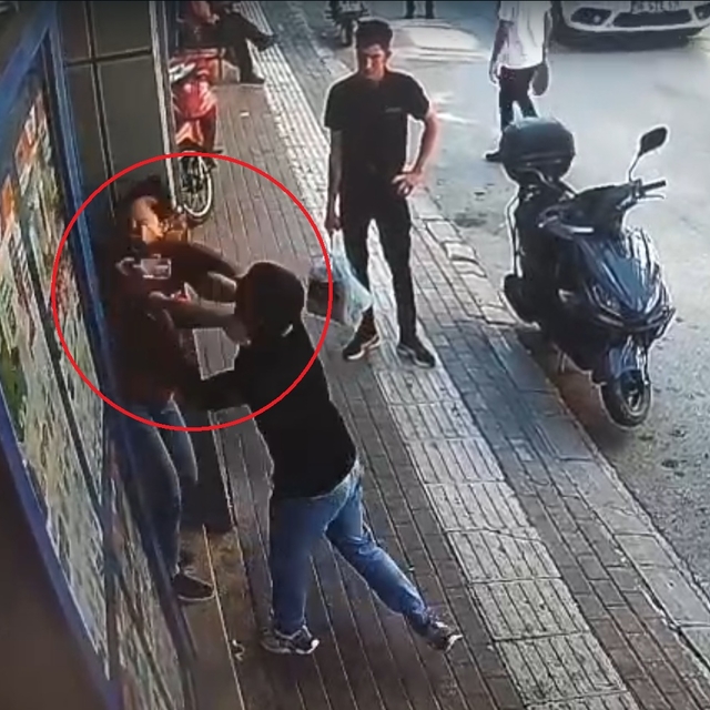 Tartıştığı kadın kasiyere yumruk attı; saldırı kamerada