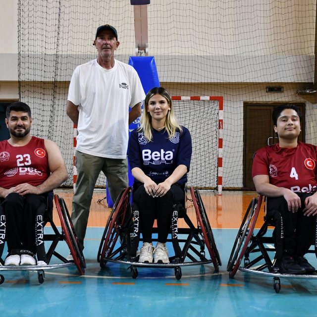 Trafik kazasıyla engelli kalan Azra, basketbolla hayata tutundu