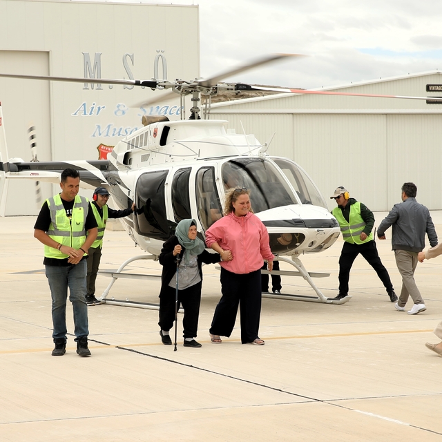 Bastonuyla bindiği helikopterde 82 yaşında uçuş keyfi yaşadı