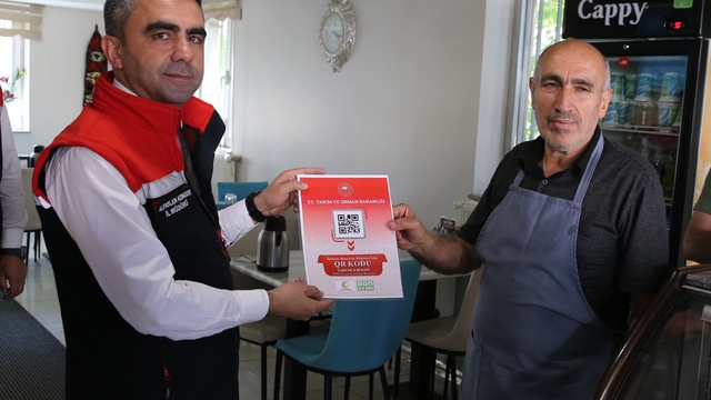 Erzurum'da ekipler gıda işletmelerindeki karekod dönemini anlatmak için sahaya indi