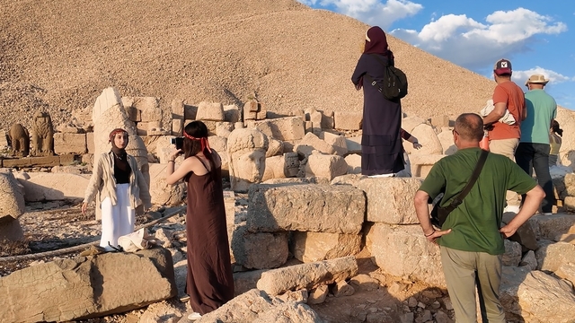 Nemrut Dağı'nda ziyaretçi yoğunluğu artıyor