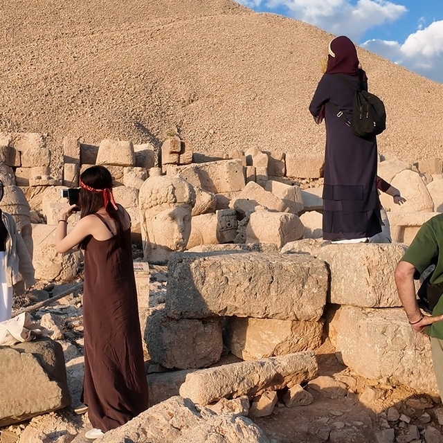 Nemrut Dağı'nda ziyaretçi yoğunluğu artıyor