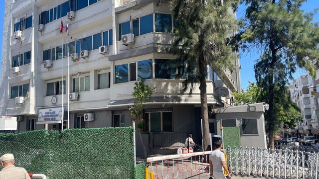 İzmir'deki 'yolsuzluk' operasyonunda gözaltı sayısı 130'a yükseldi (2)