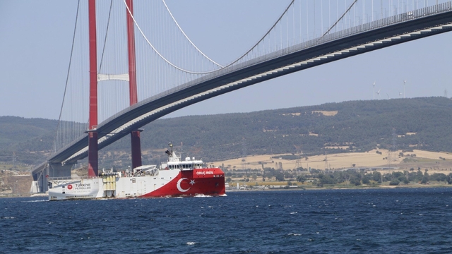 Sismik araştırma gemisi Oruç Reis, Çanakkale Boğazı'ndan geçti (2)