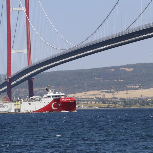 Sismik araştırma gemisi Oruç Reis, Çanakkale Boğazı'ndan geçti (2)