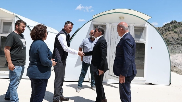 Amasya Valisi Bakan, yapımı devam hayvan barınağında incelemelerde bulundu