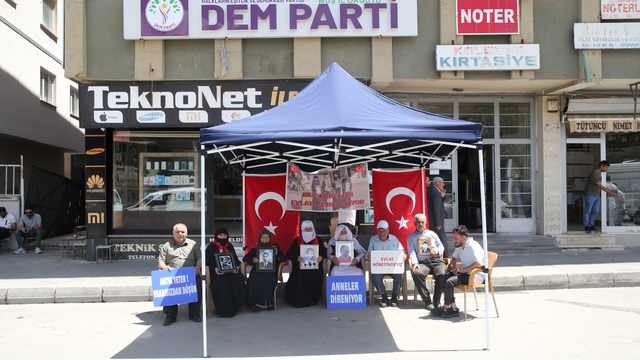 Muş'ta aileler DEM Parti önündeki eylemlerini sürdürdü