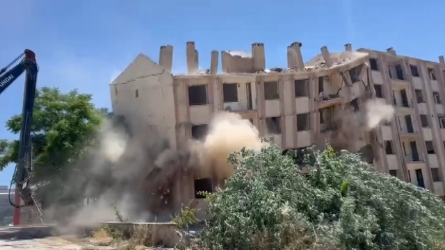 Elazığ'da ağır hasarlı bina kontrollü olarak yıkıldı