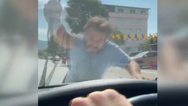 Otomobilini üzerine sürdüğü motosikletli silecekleri kırdı; yol vermeme kavgası kamerada