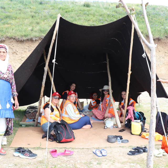 Ağrı'ya gelen kadınlar doğa harikası Balık Gölü'nü gezdi