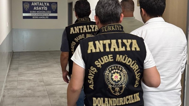 Antalya'da dolandırıcılık operasyonunda yakalanan 2 kişi tutuklandı