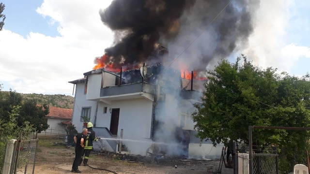 Osmancık'ta yangın çıkan iki katlı binada hasar oluştu