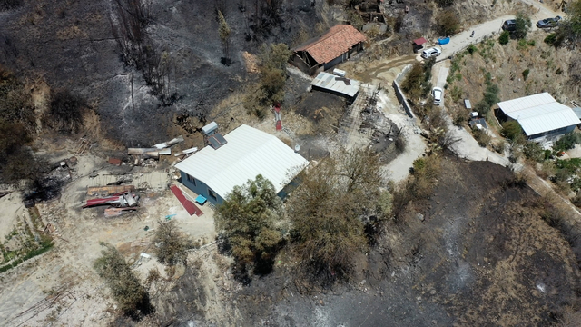 Depremde evini, orman yangınında eşyalarını kaybetti