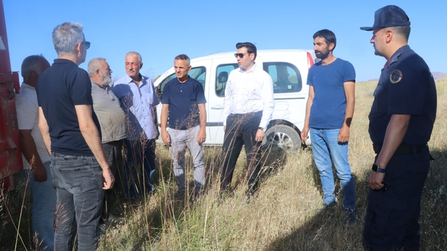 Keban Kaymakamı Atalık, arpa hasadına katıldı