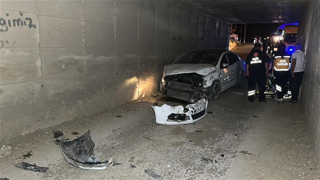 Beton duvara çarpan otomobildeki 2'si çocuk, 4 kişi yaralandı