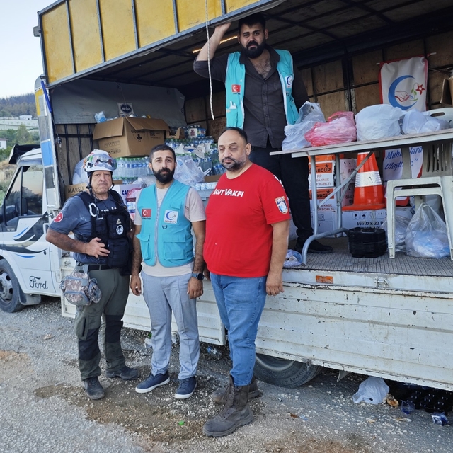 Cansuyu Derneği Niğde Şubesinden yangın bölgesindeki ekiplere kumanya deste...
