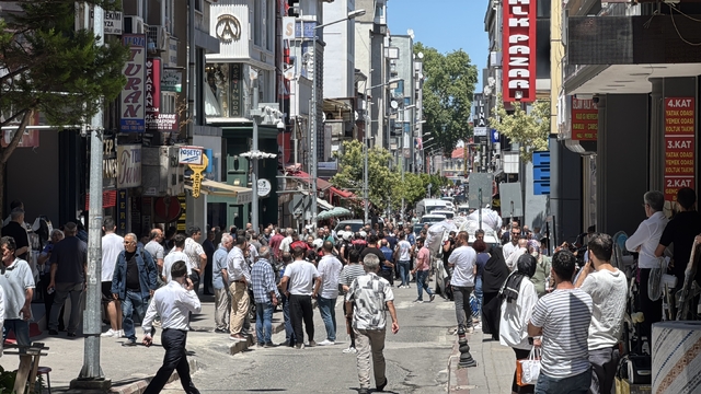Kavgaya müdahale eden polise saldırdı