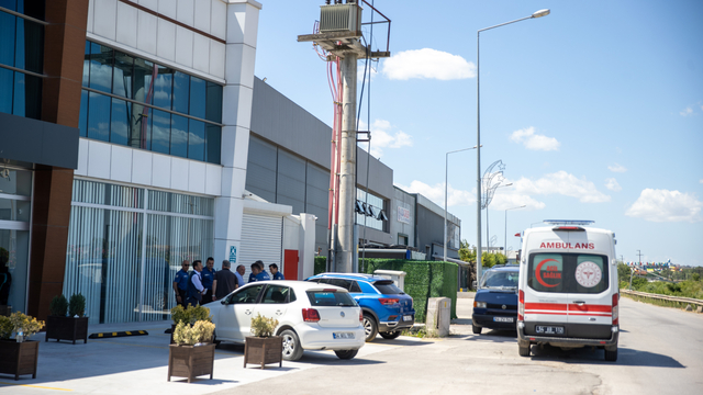 Sakarya'da asma tavanı çöken iş yerindeki 3 kişi yaralandı