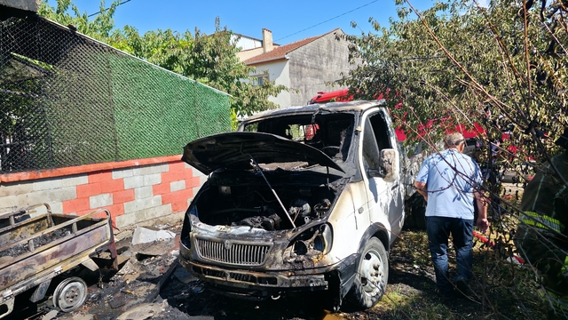 Bursa'da elektrikli bisiklette çıkan park halindeki kamyonete zarar verdi