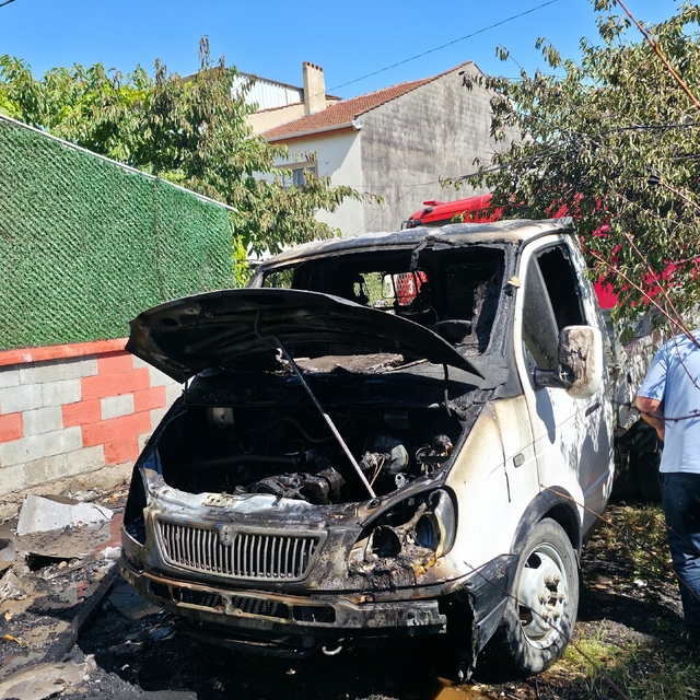 Bursa'da elektrikli bisiklette çıkan park halindeki kamyonete zarar verdi