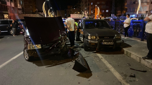 Park halindeki kamyonete çarpan otomobilin sürücüsü yaralandı