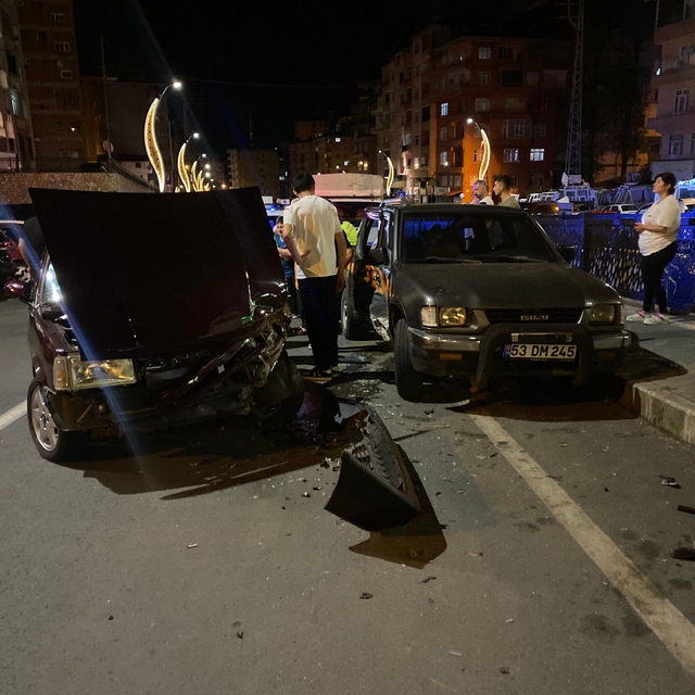 Park halindeki kamyonete çarpan otomobilin sürücüsü yaralandı