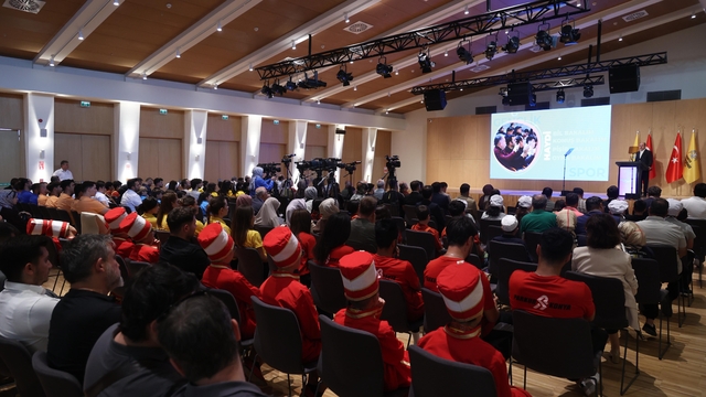 Büyükşehir Belediye Başkanı Altay gençler için projelerini ve yaz etkinliklerini anlattı