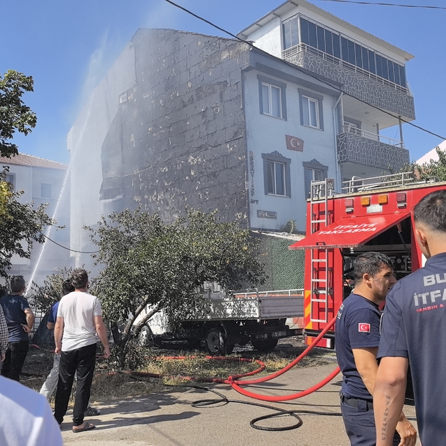 Odunlukta çıkan yangın, park halindeki araçlara sıçradı