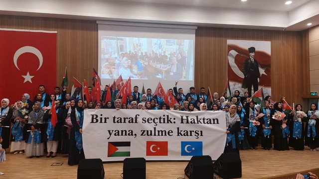 Kayseri'de üniversite öğrencileri mezuniyet töreninde Filistin'i unutmadı
