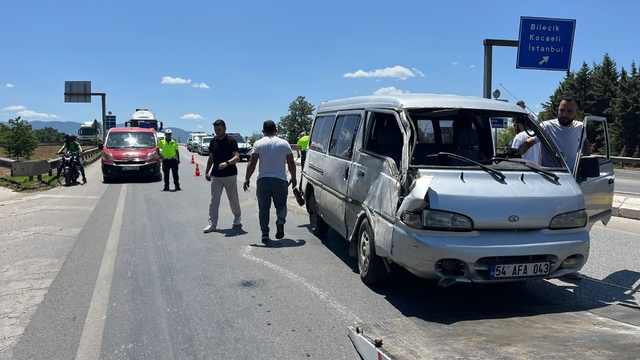 Sakarya'da minibüs devrildi: 6 yaralı