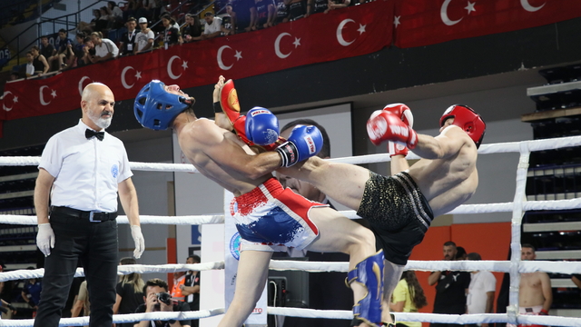 İzmir'de düzenlenen Türkiye Kick Boks Şampiyonası'nın açılışı yapıldı