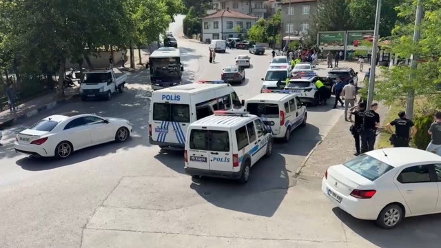 'Dur' ihtarına uymayıp 2'si polis otosu, 4 araca çarpan ehliyetsiz sürücü tutuklandı