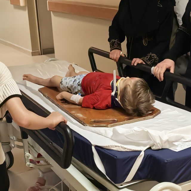 Balkondan düşen 3 yaşındaki çocuk ağır yaralandı