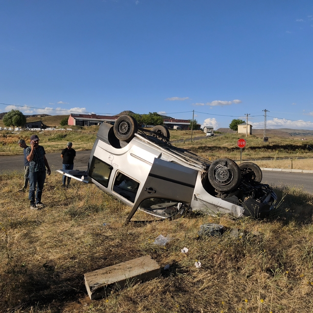 Bingöl'de hafif ticari aracın takla atması sonucu 3 kişi yaralandı