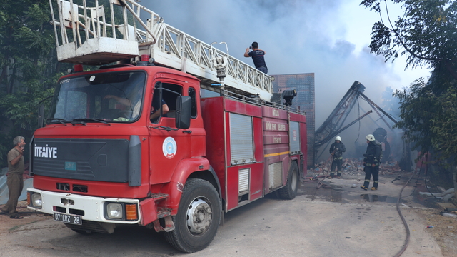 Mobilya fabrikası yangınında itfaiyeciler çöken duvarın altında kalmaktan son anda kurtuldu