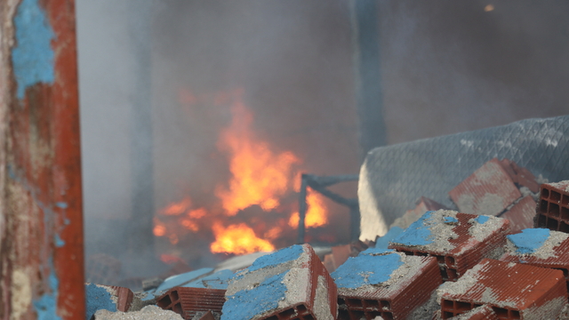 Mobilya fabrikası yangınında itfaiyeciler çöken duvarın altında kalmaktan son anda kurtuldu (2)