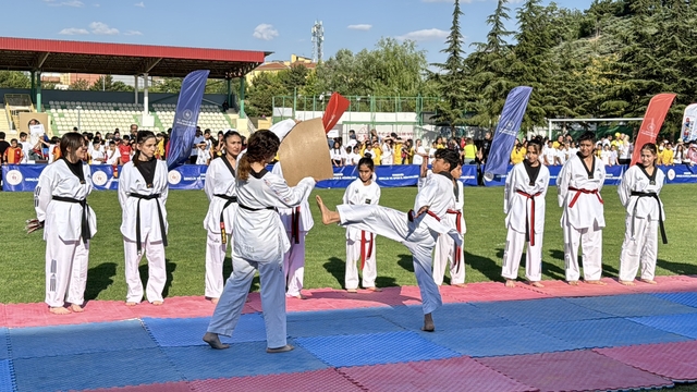 Kayseri ve Kırşehir'de GSB Spor Okulları törenlerle açıldı