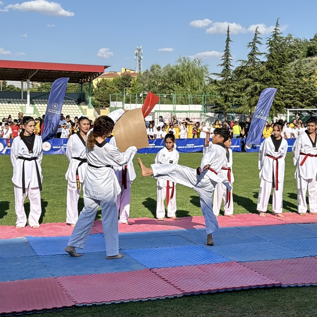 Kayseri ve Kırşehir'de GSB Spor Okulları törenlerle açıldı