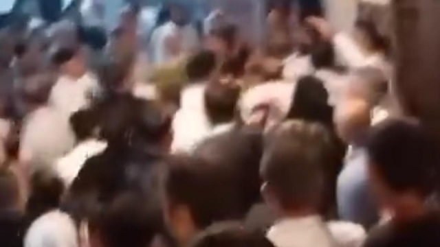 Düğün salonu önünde tekme ve yumruklu kavga kamerada