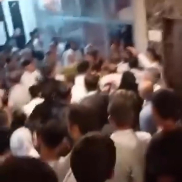 Düğün salonu önünde tekme ve yumruklu kavga kamerada