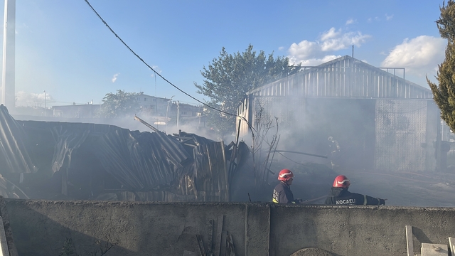 Kocaeli'de hurda dükkanında çıkan yangın yakındaki atölyeye sıçradı