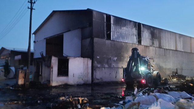 Burdur'da motosikletten başlayıp işletmeye sıçrayan yangın söndürüldü