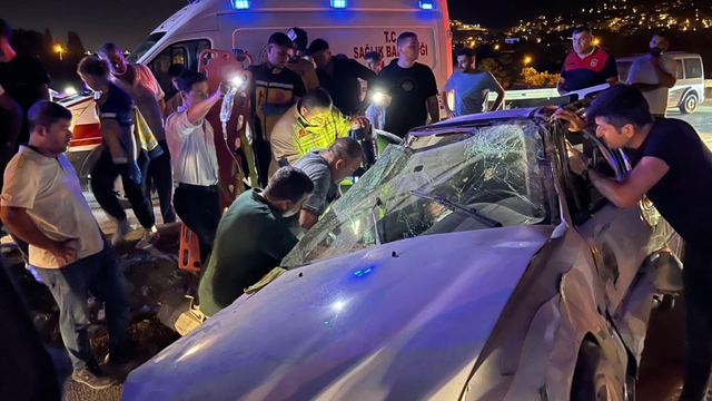 Hatay'da refüje çarpan otomobildeki 4 kişi yaralandı