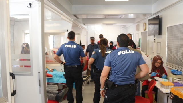 Karlıova'da polislerden kan bağışına destek