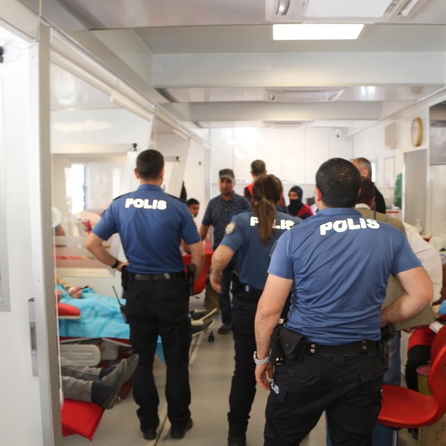 Karlıova'da polislerden kan bağışına destek